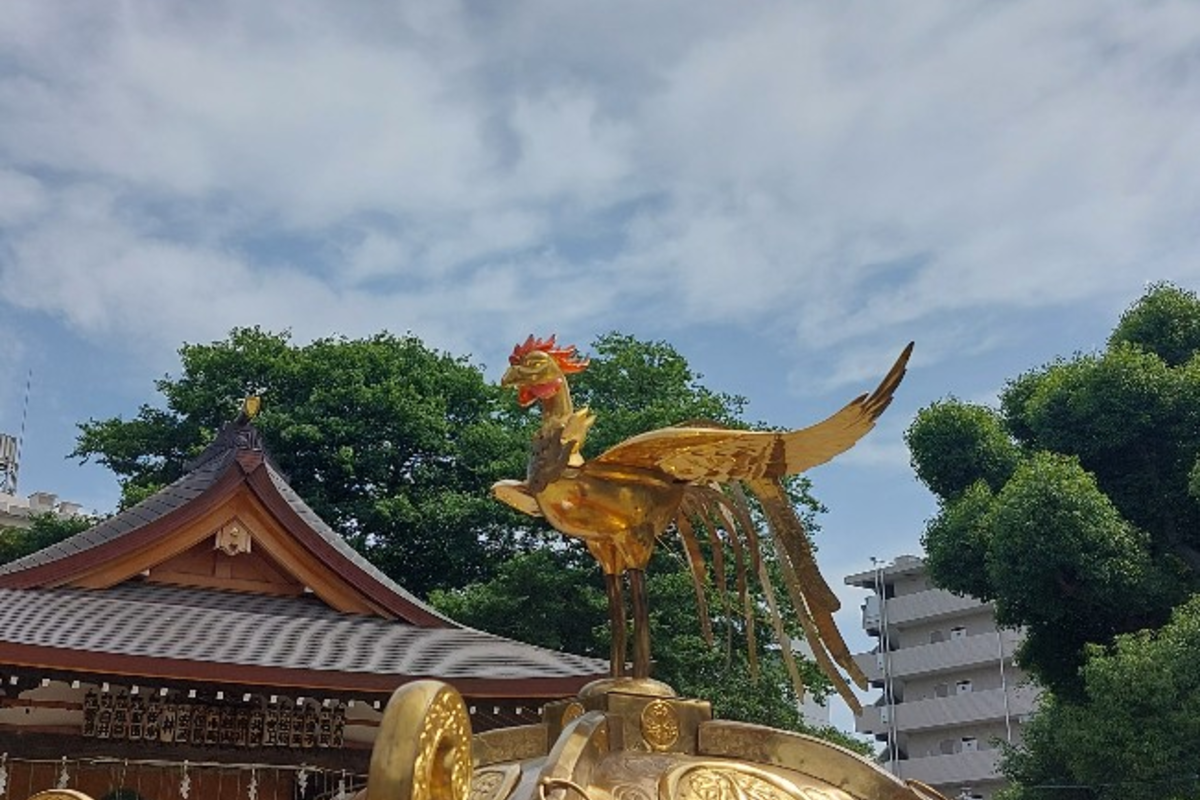 空に鳳凰❣️金の鳳凰神輿　品川神社　東京都